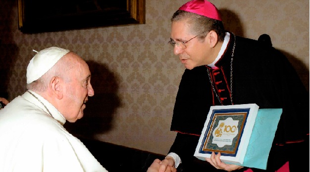 Papa Francisco recebe presente do Centenário da Diocese de Barra do Piraí – Volta Redonda
