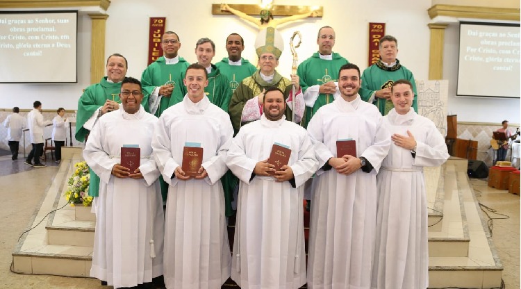 Seminaristas recebem Instituição dos Ministérios de Leitorato e Acolitato