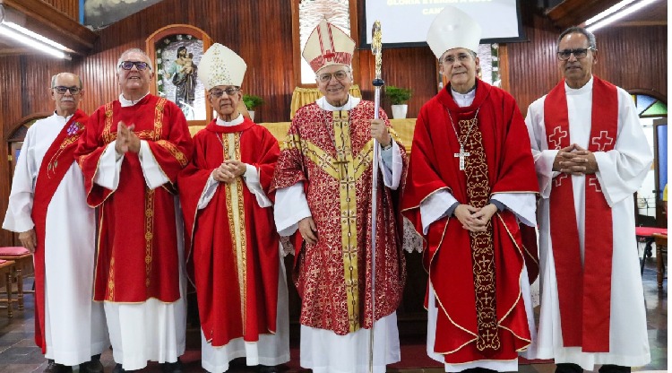 Bispos Eméritos participam do nono dia do Dozenário