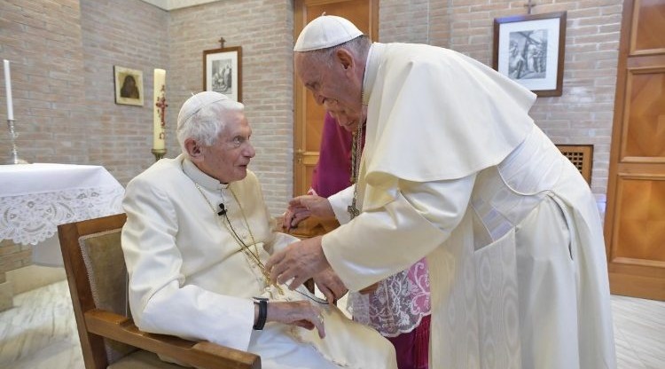 Papa Francisco pede orações para Bento XVI