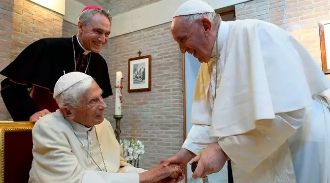 Papa Francisco lamenta morte de Bento XVI “Pessoa nobre e gentil”