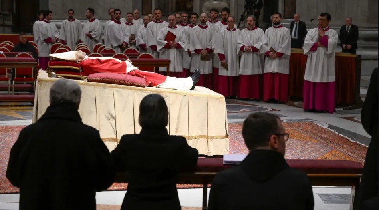 Corpo de Bento XVI é velado na Basílica de São Pedro, no Vaticano
