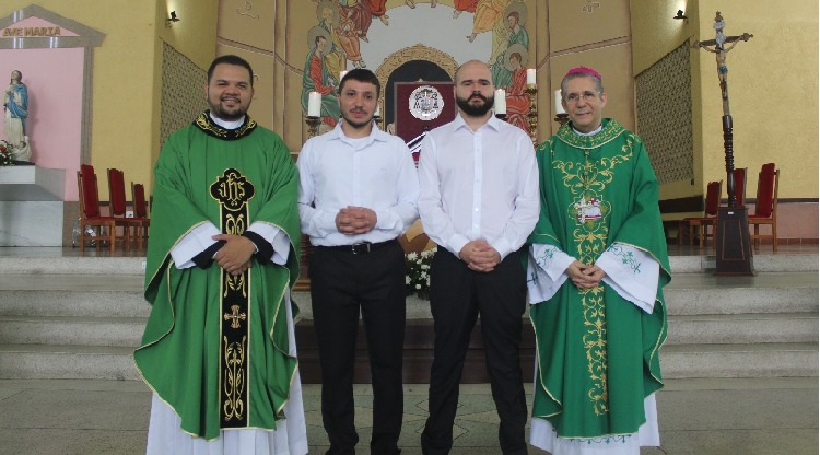 Seminaristas Propedeutas são apresentados em Santa Missa