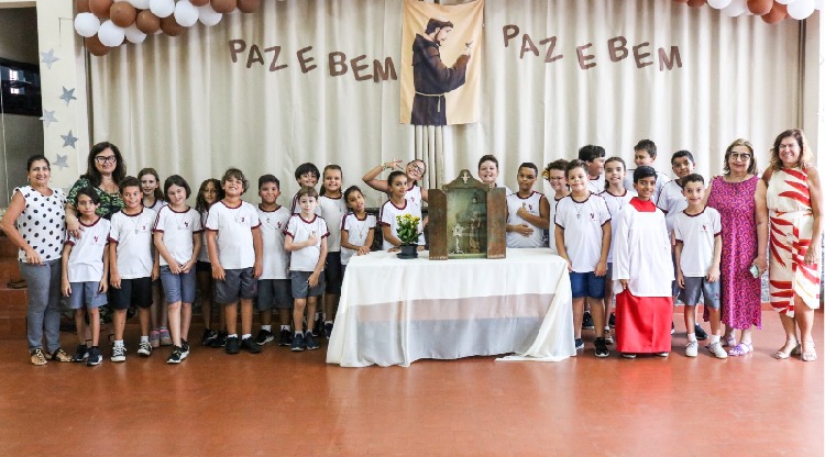 Relíquia de São Francisco visita colégios Católicos da Diocese