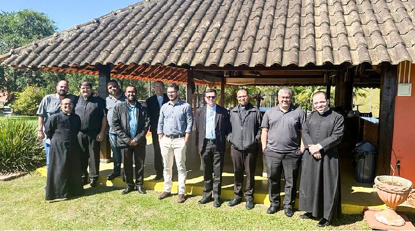 Presbíteros com 10 anos de ordenação participam de encontro com Dom Luiz Henrique