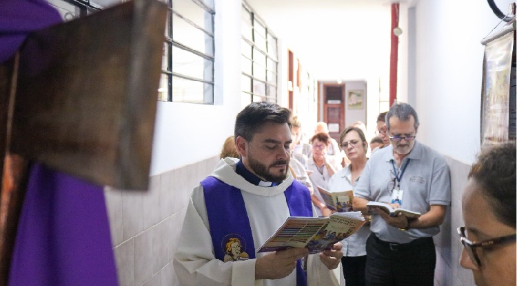 Funcionários da Cúria Diocesana participaram de Via-Sacra