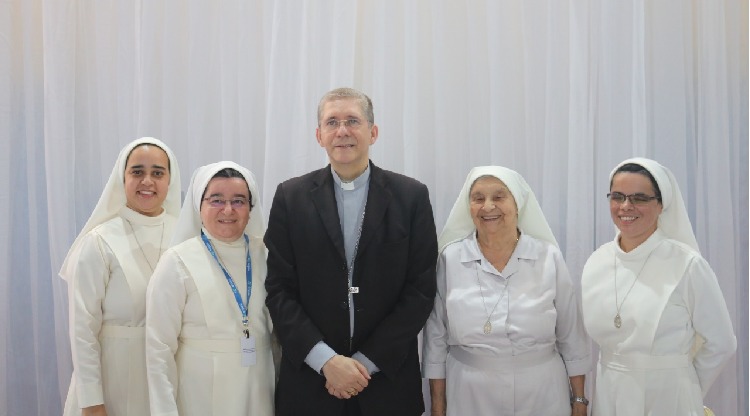 Bispo diocesano visita Colégio Amparo em Barra Mansa