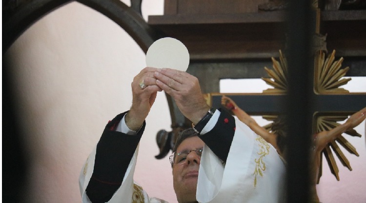 Dom Paulo Cezar preside Santa Missa de abertura do Simpósio Eucarístico