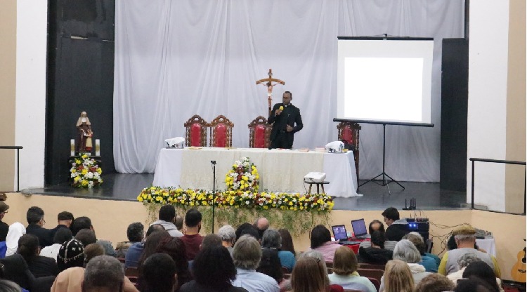 Simpósio Eucarístico reúne fiéis e clero na Igreja Santa Cecília